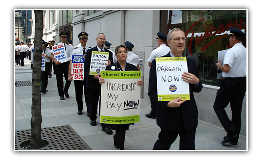 UAL employees picketing in Chicago