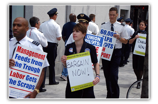 UAL employees picketing in Chicago